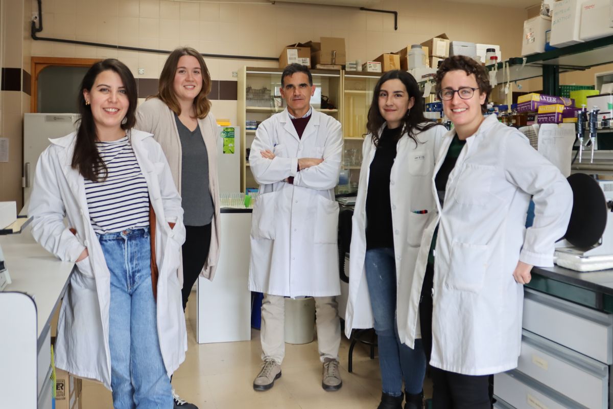 Equipo del laboratorio 122 del Edificio Departamental USAL. De izquierda a derecha; Marta Romo GonzÃ¡lez, Nerea GonzÃ¡lez GarcÃa, Ãngel HernÃ¡ndez HernÃ¡ndez, Ester Rodero Casquero y Carla Ijurko. FOTO: USAL. 